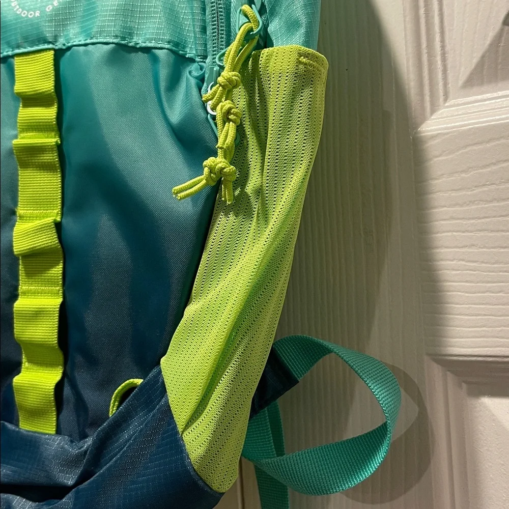 NWT - Firefly Outdoor Gear! Youth Backpack - Blue and Green for ages 9-12